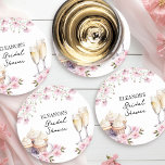 Porta-copo De Papel Redondo Vidros e Cupcakes de champanhe, de flores silvestr<br><div class="desc">Etiquetas de chá de panela de champanhe. Este delicado design apresenta óculos de champanhe, cupcakes e flores cor-de-rosa com tipografia manuscrita doce. Perfeito para chás de panela cor-de-rosa, pétalas ou pérolas e temas de processamento, brunch e borbulhar, chá de tarde, etc. Procure na Coleção de Chás de panela Cava e...</div>