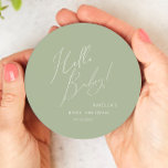 Porta-copo De Papel Redondo Whimsage Green Hello Baby<br><div class="desc">Apresentamos a nossa porta copos de papel redondo de saudação verde e chorona, perfeita para a sua simples celebração moderna de bico em qualquer estação do ano! Esta porta copos tem uma vibração biquica, neutra em termos de gênero, com uma caligrafia elegante e uma delicada design minimalista, fazer ideal para...</div>