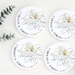 Porta-copo De Papel Redondo White Magnolia Illustração Nome Personalizado de C<br><div class="desc">Belo sul inspirou portas copos de papel de casamento com uma magnólia branca ilustrada,  enquadrada pela tipografia quic em um layout moderno.</div>
