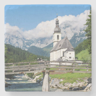 Porta-copo De Pedra A igreja paróquia de Ramsau, na Baviera, Alemanha