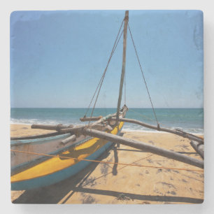 Porta-copo De Pedra Barco de pesca amarrado na praia