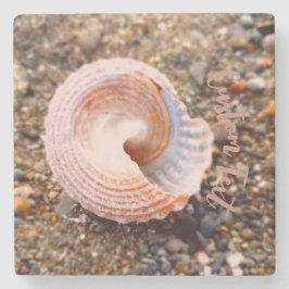 Porta-copo De Pedra Bonito Seashell em uma praia Rocky com texto perso