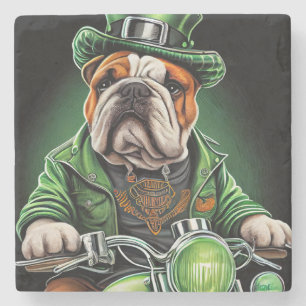 Porta-copo De Pedra Bulldog Pilotando Bicicleta no Dia de São Patrício