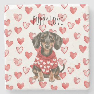 Porta-copo De Pedra Cachorro Marrom Dachshund Suéter Vermelho com Cora