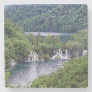 Porta-copo De Pedra Cascata em cascata com floresta verde na Croácia