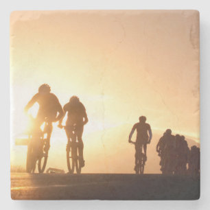 Porta-copo De Pedra Ciclistas de Montanha Fazem Seu Caminho Sobre o To