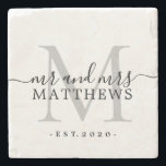 Porta-copo De Pedra Data de Casamento Letra Chic Prata Monograma<br><div class="desc">Suporte de pedra monocromático preto chic e moderno com o texto mr e mrs e seu nome de casados e ano de estabelecimento em elegante caligrafia de letra manuscrita preta com um monograma cinza prateado. Basta adicionar seu nome, monograma e ano estabelecido abaixo. Design elegante e presente de luxo perfeito...</div>