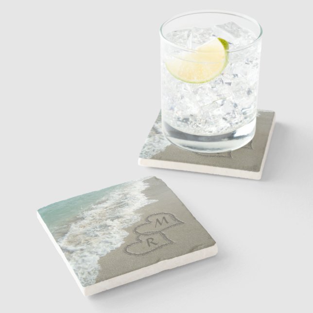 Porta-copo De Pedra Encaixando Corações na Areia de Praia (Lateral)