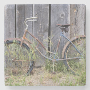 Porta-copo De Pedra EUA, Oregon, Bend. Uma bicicleta velha em ruínas