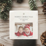 Porta-copo De Pedra "Feliz Natal personalizado com foto e nome<br><div class="desc">"Adicione um toque pessoal às suas reuniões de férias com esta Porta copos de Natal Merry Personalizada, completa com espaço para uma fotografia e um nome personalizados. Ideal como presente atencioso ou adição festiva à sua decoração doméstica, esta porta copos apresenta uma mensagem alegre de "Feliz Natal", fazer-a uma maravilhosa...</div>