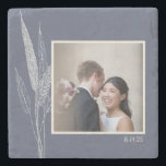 Porta-copo De Pedra Foto personalizada azul-Marinho minimalista<br><div class="desc">Bonita e na moda,  esta porta copos de pedra personalizada apresenta sua foto e texto em uma ilustração botânica minimalista em azul marinho. Excelente para festas de aniversário.</div>