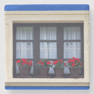 Porta-copo De Pedra Habitação residencial com flores nas janelas