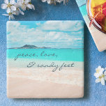 Porta-copo De Pedra Hawaii Tropical Beach Peace Love Sandy Feet Script<br><div class="desc">"Paz, amor e pés arenosos." Relaxe com a sua bebida favorita nesta espantosa porta copos de pedra colorida, enquanto você se lembra do cheiro fresco de sal do ar oceânico. Exalar e explorar a solidão de uma praia havaiana vazia. Faz um presente excelente para o lar! Você pode personalizar facilmente...</div>