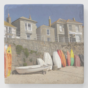 Porta-copo De Pedra Kayaks e Dinghies empilhados contra o Muro