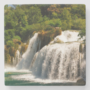 Porta-copo De Pedra Linda cachoeira e riachos na floresta