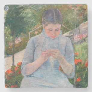 Porta-copo De Pedra Mary Cassatt - Menina costurando em um Jardim