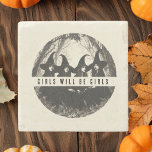 Porta-copo De Pedra "Meninas Serão Raparigas | Halloween De Bruxas<br><div class="desc">Proteja suas superfícies com um toque de magia usando esta porta copos de pedra "Girls Will Be Girls"! Apresentando uma design de quatro bruxas e a poderosa citação de "Girls Will Be Girls", esta porta copos de pedra durável é perfeita para adicionar um elemento assustador, mas na moda, à sua...</div>