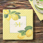 Porta-copo De Pedra Monograma, bolinhas de cor d'água de limão<br><div class="desc">Relaxe com sua bebida favorita e proteja sua mobília com essa porta copos de pedra linda, chic, simples, moderna, personalizada com o nome de monograma. Limões e folhas verdes, frescos, rústicos, de aquarelas do país, juntamente com a tipografia de guiões verde-herbáceo, sobrepõem bolinhas brancas sobre fundo amarelo-claro. Personalize com seu...</div>