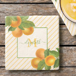 Porta-copo De Pedra Monograma laranjas rústicas de citrinos listras aq<br><div class="desc">Relaxe com sua bebida favorita e proteja sua mobília com essa porta copos de pedra linda, chic, simples, moderna, personalizada com o nome de monograma. Laranjas frescas de aquarelas e folhas verdes, juntamente com a tipografia de grafite manuscrita verde-grama, cobrem um padrão de pinstripe amarelo-alaranjado claro. Personalize com seu nome...</div>