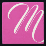 Porta-copo De Pedra Monograma Moderno de Script Branco e Rosa<br><div class="desc">Esta porta copos de pedra apresenta um monograma personalizado branco,  moderno e minimalista,  em fundo rosa quente.</div>