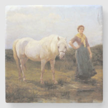 Mulher rural levando um cavalo branco à água