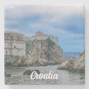 Porta-copo De Pedra Muros de fortaleza, costa rochosa e mar na Croácia