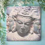 Porta-copo De Pedra Na moda de Foto de Estátua de Faces Gravadas Antic<br><div class="desc">Esta escultura de pedra asiática de três cabeças exalta paz e solidão. Contemple e reflita sobre o que você pode realizar sempre que você usa esta impressionante porta copos de pedra fotográfica com sua bebida favorita. Faz um presente excelente para o lar! Você pode personalizar facilmente esta porta copos de...</div>