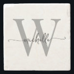 Porta-copo De Pedra Nome de Monograma Personalizado Moderno em Script<br><div class="desc">Elegante Moderno Feminino Branco e Cinza Monograma Inicial Nome Assinatura Personalizada de Pedra para Copos. Este design apresenta seu primeiro nome em uma linda tipografia de letra manuscrita com floreios (ou caligrafia) com monograma inicial em preto e cinza sobre branco. São fáceis de personalizar. Ótimo presente feminino e elegante para...</div>