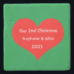 Porta-copo De Pedra Nosso Segundo Natal Juntos Coração Vermelho Bonito<br><div class="desc">Nomes personalizados e impressos com design de coração vermelho giro em fundo verde sólido. Sinta-se à vontade para personalizar adicionando seus próprios textos,  nomes ou fotos. A cor do fundo e do ano também podem ser alterados como quiserem!</div>