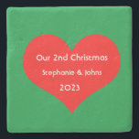 Porta-copo De Pedra Nosso Segundo Natal Juntos Coração Vermelho Bonito<br><div class="desc">Nomes personalizados e impressos com design de coração vermelho giro em fundo verde sólido. Sinta-se à vontade para personalizar adicionando seus próprios textos,  nomes ou fotos. A cor do fundo e do ano também podem ser alterados como quiserem!</div>