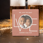 Porta-copo De Pedra Pai Personalizado de Foto Ama Você<br><div class="desc">Esta Porta copos de Foto de Pai Ama-o é decorada com a palavra AMOR em tipografia branca num fundo de terracota ferrugem. Facilmente personalizável com sua foto e seu nome. Perfeito como presente de Dia de os pais.</div>