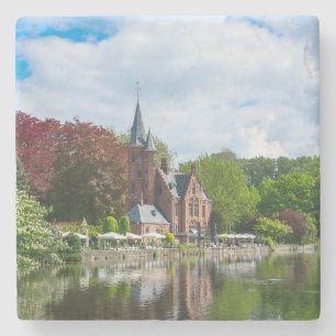 Porta-copo De Pedra Pequeno castelo perto do lago em Bruges, Bélgica