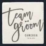 Porta-copo De Pedra Personalização de Casamento de Arco de Time Groom<br><div class="desc">Este design apresenta um moderno e ousado roteiro de caligrafia em forma de corpo negro, com um sotaque de arco em um fundo branco de marfim clássico. A cor de fundo pode ser alterada para qualquer cor de sua escolha. Você pode adicionar mais texto / informações / detalhes e/ou fotos...</div>