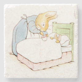 Porta-copo De Pedra Peter Rabbit na cama (sendo alimentado pela mãe)