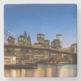 Porta-copo De Pedra Ponte de Manhattan e de Brooklyn no crepúsculo