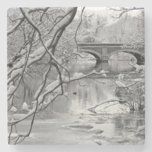 Porta-copo De Pedra Ponte do arco sobre o rio congelado no inverno