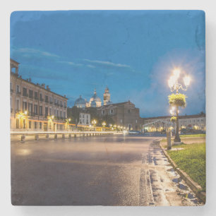 Porta-copo De Pedra Prato della Valle à noite em Padova, Itália