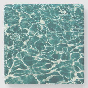 Porta-copo De Pedra reflexos aquáticos na água da piscina de verão