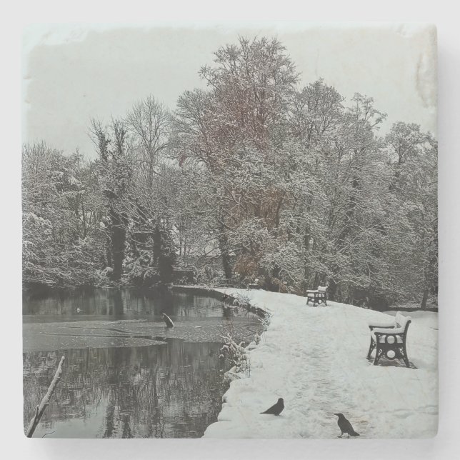 Porta-copo De Pedra Sentado próximo à água (Frente)