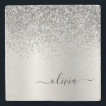 Porta-copo De Pedra Silver Glitter escovado Girly Monographic Nome<br><div class="desc">Azulejo De Pedra De Folha De Silver Folha De Folha Metálica Glitter Brutado Monograma De Metais. Isso faz a formatura perfeita,  doce aniversário de 16 anos,  casamento,  chá de panela,  aniversário,  chá de fraldas ou presente de festa de solteira para alguém que ama luxo de vidro e estilos quicos.</div>
