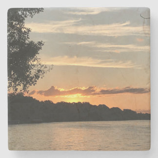 Porta-copo De Pedra Sol sobre Lago