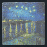 Porta-copo De Pedra Starry Night Over the Rhone por Vincent Van Gogh<br><div class="desc">Starry Night Over the Rhone, por Vincent Van Gogh. Esta é uma antiga obra-prima do pintor mestre holandês Vincent Van Gogh. Esta pintura fina tem uma cor bela, vibrante e saturada. Vincent Van Gogh era um pintor impressionista holandês. Esta pintura foi pintada nas margens de Rhone, na França. Esta imagem...</div>