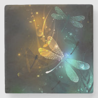 Voo luminoso verde de libélula