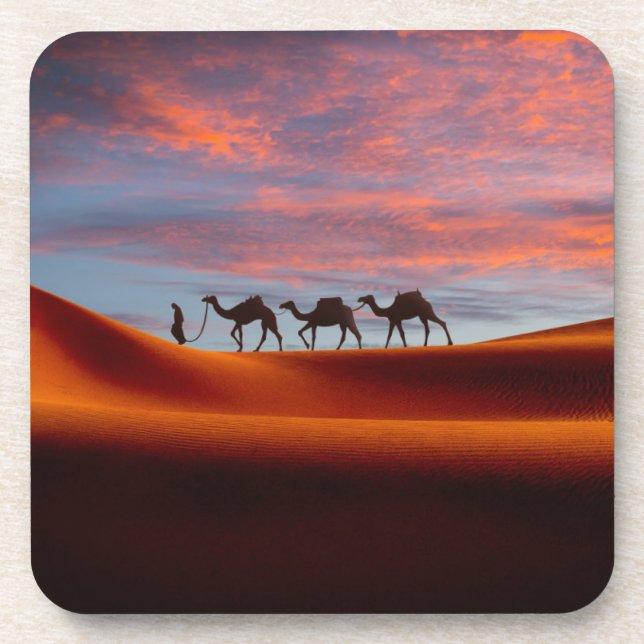 Porta-copo Desertos | Man & Camels in the Sand Dunes (Frente)