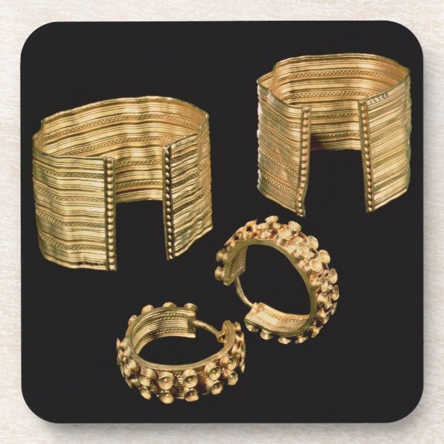 Porta-copo Dois braceletes lapidados abertos e um par de (Frente)