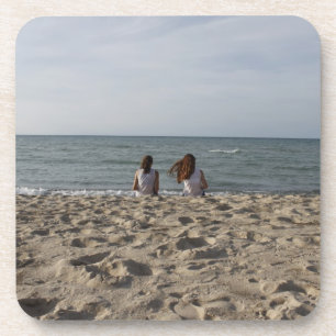 Porta-copo Duas meninas no Sandy Beach: Oceano ventoso da