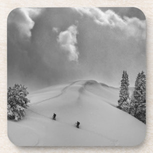 Porta-copo Esquiadores de backcountry na neve fresca