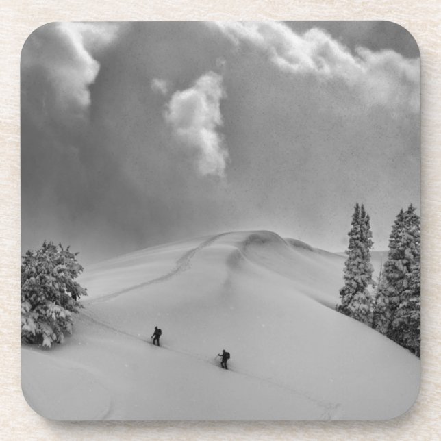 Porta-copo Esquiadores de backcountry na neve fresca (Frente)