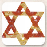 Porta-copo estrela de pizza de david<br><div class="desc">"Estrela de pizza de david ", interfé, "inter-fé""estrela de david""feliz hanukkah""chanukah jedesejo"Hanukkah, canukah, chanukah, chanukah, chanukkah, hannuka "feriados de judeu""pizza chanukah" , pizza,  pizza de pepperoni,  canuka,  brew,  jew,  judaica,  judaism, ,  pizza canuka,  pizza canukah,  pizza chanukkah,  pizza hannuka,  pizza hannukah, </div>