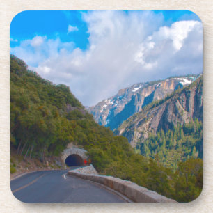 Porta-copo EUA, Califórnia. Túnel na estrada para Yosemite